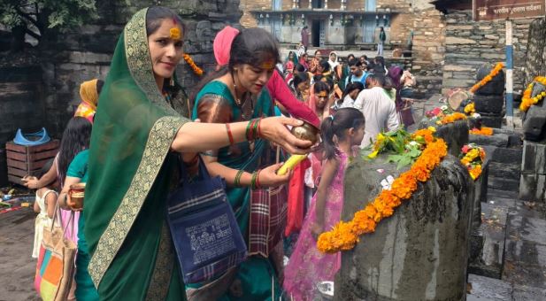 रुद्रप्रयाग- बम-बम भोले के जयकारों से गूंजे शिवालय, जलाभिषेक के लिए उमड़ी श्रद्धालुओं की भीड़