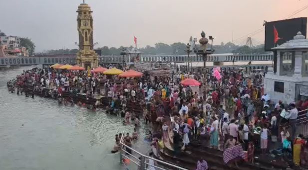 कपड़े बदल रही महिलाओं को झांक रहा था मनचला, भीड़ ने पीटा,आरोपी भाग गया