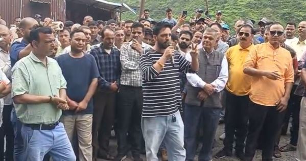 टिहरी: केतन लाल प्रकरण, नाबालिग से दुष्कर्म के आरोपी की गिरफ्तारी की मांग को लेकर लोगों का धरना प्रदर्शन