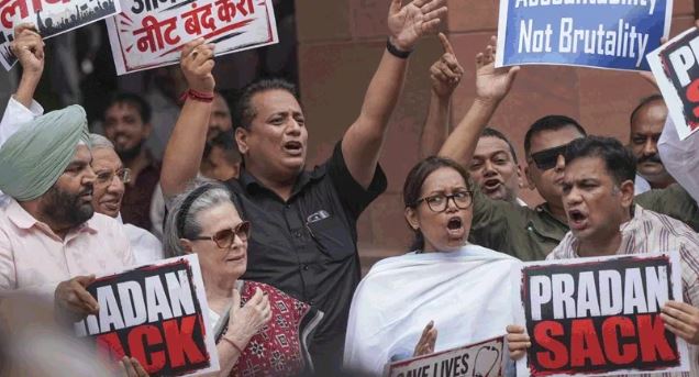 संसद भवन के मकर द्वार पर हंगामा, आमने-सामने आया सत्ता पक्ष और विपक्ष
