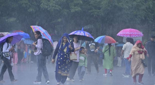 Himachal: हिमाचल में अगले दो दिन भारी बारिश का अलर्ट, कई जिलों के लिए ऑरेंज और येलो चेतावनी जारी