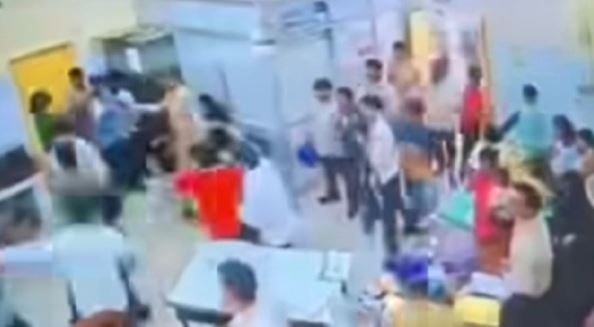 हल्द्वानी: बेस अस्पताल की इमरजेंसी बनी अखाड़ा, डॉक्टर और मरीजों के सामने युवकों के दो गुटों में चले लात-घूंसे