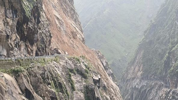 पिथौरागढ़- कैलाश यात्रा की राह में आया पहाड़, गर्बाधार-तंपा में मलबा गिरने से श्रद्धालु धारचूला में फंसे, BRO जुटा