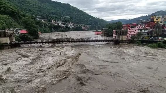 Himachal-: मानसून की पहली भारी बारिश से हिमाचल में तबाही, कई सड़कें बंद, बिजली-पानी व्यवस्था प्रभावित