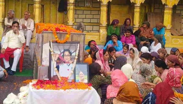 टिहरी- पैतृक गांव में यमुना तट पर हुई दिवंगत निशानेबाज जसपाल राणा की मां की अंत्येष्टि