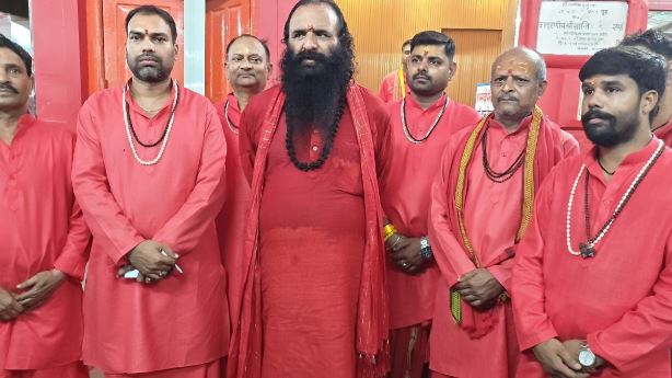 हरिद्वार- मनसा देवी मंदिर: पुजारियों को दिए गए बिना जेब वाले कपड़े, ट्रस्ट के अध्यक्ष ने कहा-समय-समय पर होगी तलाशी