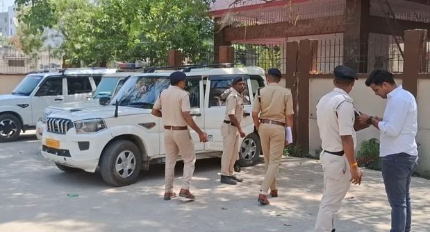 Bihar: ’10 लाख दो, वरना वीडियो वायरल कर दूंगा’, सोशल मीडिया पर फर्जी आईडी बनाकर महिला को किया ब्लैकमेल