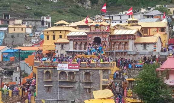 चमोली- बदरीनाथ मंदिर चोरी हेराफेरी प्रकरण: कड़ी सुरक्षा के बीच 13 दिन बाद दोबारा हुई दानपात्रों की गणना, निकले 28 लाख