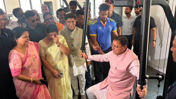 रुड़की- सीएम ने रुड़की को दिया स्पोर्ट्स कॉम्प्लेक्स का तोहफा, की एक्सरसाइज, बैडमिंटन पर भी आजमाया हाथ
