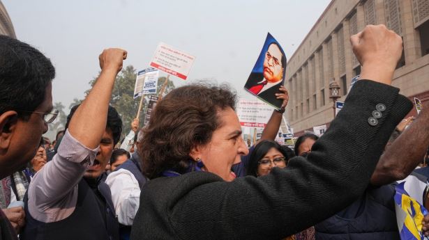 संसद परिसर में विपक्ष का विरोध-प्रदर्शन, कांग्रेस नेताओं ने सरकार पर बोला हमला