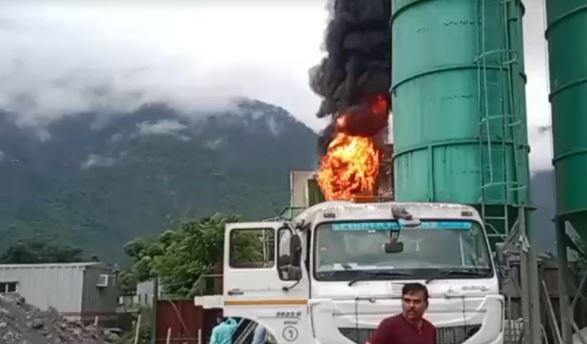 रुद्रप्रयाग- रेलवे निर्माण कंपनी के बैचिंग प्लांट में लगी आग, ऊंची लपटें देख मचा हड़कंप