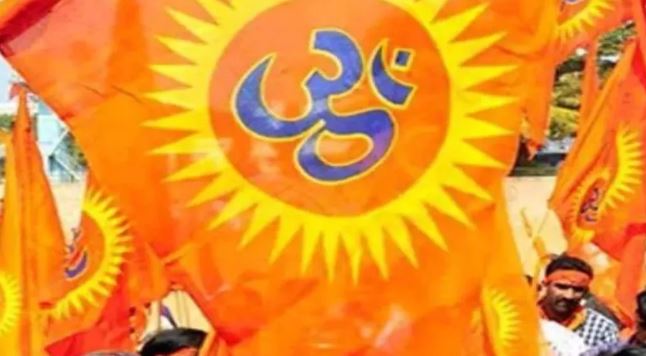 देहरादून – कॉलेज में छात्रों के माथे से तिलक और हाथों से कलावा उतरवाने पर खड़ा हुआ विवाद, बजरंग दल का हंगामा