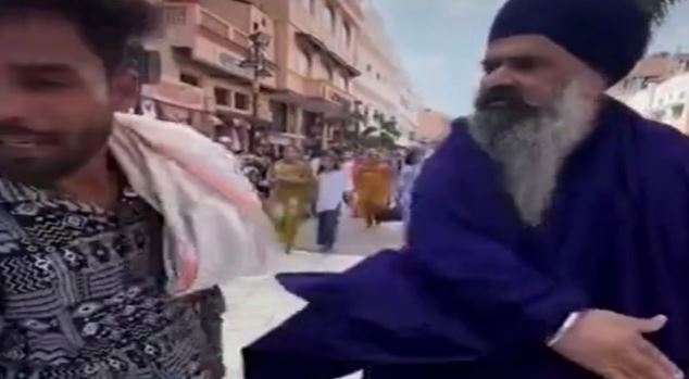 हेरिटेज स्ट्रीट पर निहंग ने युवक को पीटा, श्रद्धालुओं को परेशान करने का आरोप