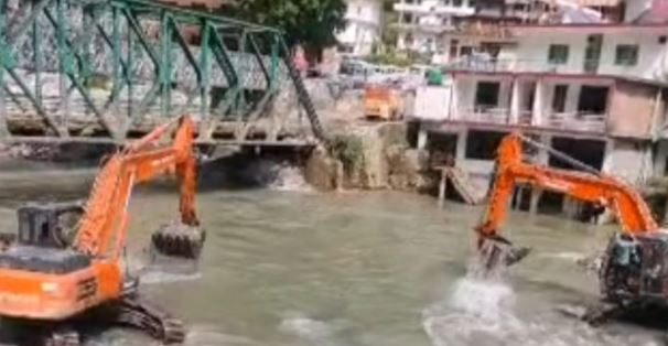 उत्तरकाशी: यमुनोत्री हाईवे : राहत भरी खबर, स्यानाचट्टी में बैली ब्रिज तैयार, सुरक्षा के लिए नदी में उतरीं पोकलेन मशीनें