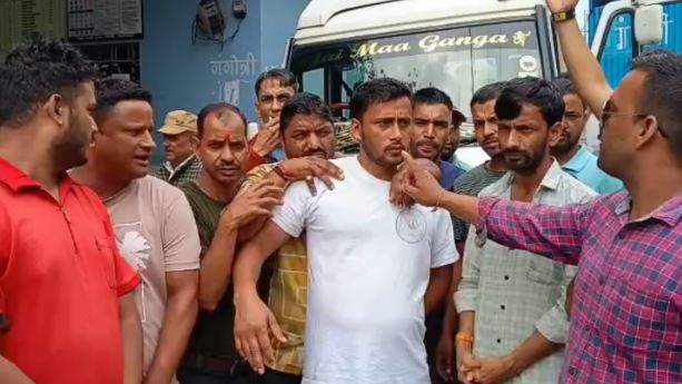 उत्तरकाशी: पुलिस पर बदसलूकी का आरोप, नदी में बहने से बाल-बाल बचा चालक, गुस्साए लोगों का धरना प्रदर्शन