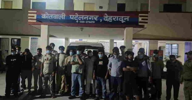 देहरादून – अवैध रूप से शराब पीने-पिलाने पर कार्रवाई, होटल मालिक गिरफ्तार, पुलिस ने हिरासत में लिए 79 लोग