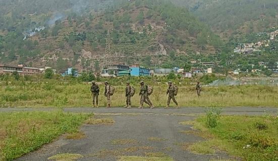 उत्तरकाशी- चिन्यालीसौड़ हवाई अड्डे पर 44 पैरा कमांडो की सफल पैराशूट लैंडिंग