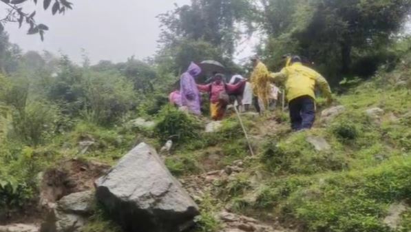 यमुनोत्री मार्ग पर मलबा आने से सड़क बंद, फंसे सौ श्रद्धालुओं को एसडीआरएफ ने सुरक्षित निकाला
