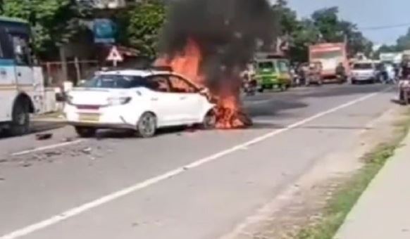 रुद्रपुर- आग का गोला बनी कार, उठीं लपटें…नानकमत्ता में बाइक सवार दो युवकों की मौत, ड्राइवर मौके से रफूचक्कर