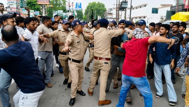 रुद्रपुर- सामूहिक दुष्कर्म करने वाले दरिंदे: पुलिस ने उतारा जुलूस, भागने की नाकाम कोशिश पर हुई पिटाई, भीड़ ने भी पीटा