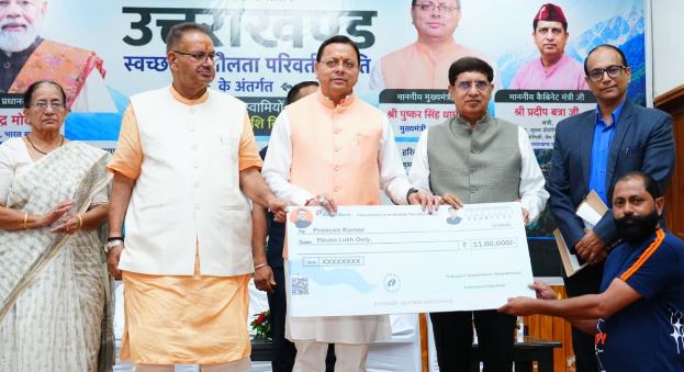 देहरादून- CM धामी ने 11 स्वच्छ ईंधन आधारित वाहनों को किया फ्लैग ऑफ, छह लोगों को सब्सिडी के चेक दिए