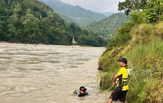 ऋषिकेश: सिरासू पुल के पास स्नान के दौरान गंगा में बहा मेरठ का युवक, दोस्तों के साथ आया था घूमने, खोज जारी