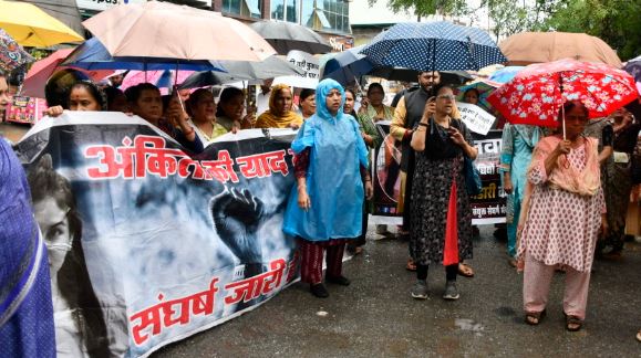 देहरादून- अंकिता भंडारी मामले में न्याय की मांग, सीबीआई कार्यालय पर जड़ा ताला