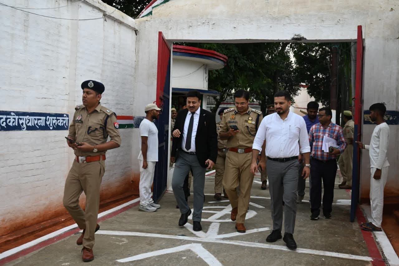अयोध्या- जिला न्यायाधीश, डीएम व एसएसपी ने जिला कारागार का किया संयुक्त निरीक्षण