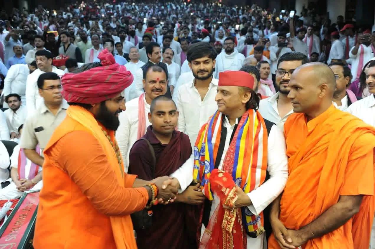 अयोध्या- हनुमानगढ़ी के संतों ने अखिलेश यादव का मनाया जन्मदिन, रामनाम और प्रसाद भेंट कर दिया आशीर्वाद, बोले— 2027 में फिर संभालें प्रदेश की बागडोर