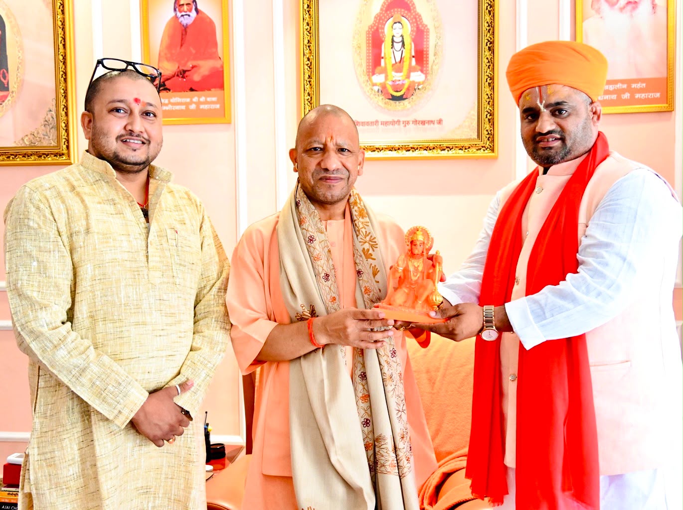 गोरखपुर: गुरु पूर्णिमा पर गोरखनाथ मंदिर पहुंचे महंत हेमंत दास, सीएम योगी से भेंट कर अर्पित की हनुमान जी की प्रतिमा
