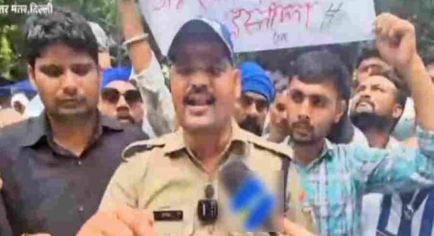 देहरादून- उत्तराखंड पुलिस का सिपाही पहुंचा जंतर मंतर, युवाओं के आंदोलन में लिया हिस्सा, IG ने कहा-सस्पेंड था