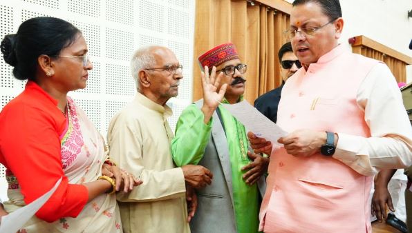 देहरादून: CM धामी ने सुनीं समस्याएं: अधिकारियों को निर्देश, जनता से कार्यालयों के चक्कर ना कटवाएं, समय से समाधान करें