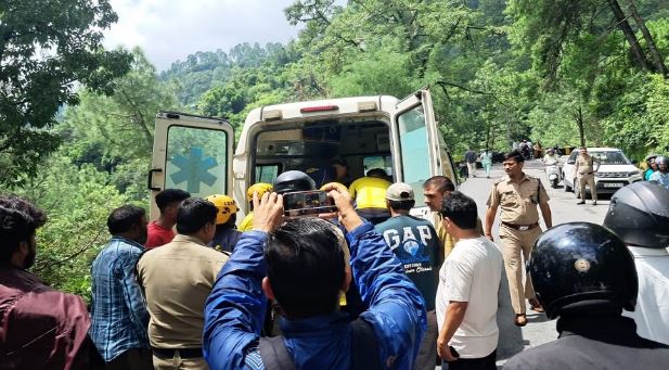 नैनीताल- ज्योलीकोट में सड़क हादसा: लखनऊ के छह पर्यटकों की टवेरा खाई में जा गिरी, 2 की हालत गंभीर, SDRF ने किया बचाव
