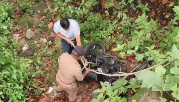 Accident: खाई में मिली हरियाणा नंबर की बाइक, चालक का नहीं लगा सुराग, पुलिस तलाश में जुटी