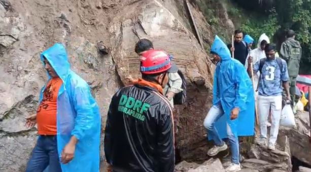 केदारनाथ यात्रा- पैदल मार्ग पर गिरा बोल्डर, घोड़ा-डंडी और कंडी सेवा रोकी गई, मार्ग खोलने में जुटे श्रमिक