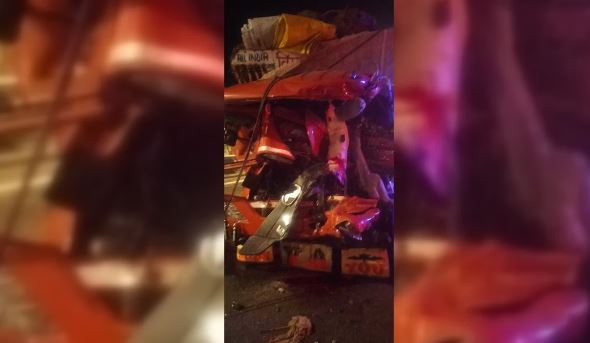 Accident: बुंदेलखंड एक्सप्रेसवे पर भीषण हादसा, ट्रक में जा घुसी खजूर लदी DCM, दो की मौत और दो गंभीर घायल