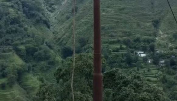 कोटद्वार- बिना शटडाउन पोल पर चढ़ा ऊर्जा निगम का श्रमिक, करंट लगने से मौत