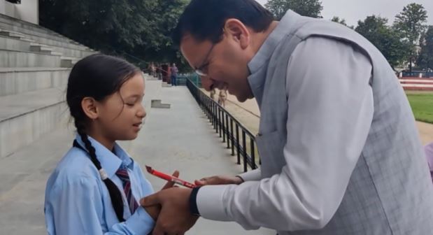 देहरादून- हेलिपैड पर नन्हीं बच्ची को देख रुके CM, खूब दुलार कर पूछे सवाल, बच्ची ने दिए जवाब