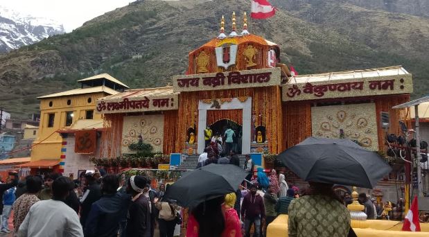 बदरीनाथ- चढ़ावा हेराफेरी: उच्च स्तरीय समिति ने शुरू की जांच, मंडलायुक्त ने समिति सदस्यों के साथ की बैठक