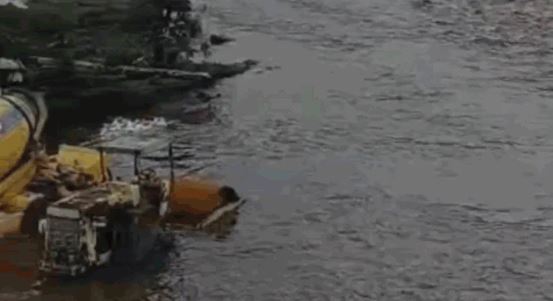 Rain- बारिश से एमपी-महाराष्ट्र सीमा पर बढ़ा जलस्तर, नदी में बहे वाहन, प्रशासन पर फूटा लोगों का गुस्सा