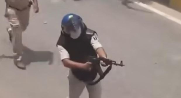 Bihar: छात्रों के प्रदर्शन में चली थी AK-47! फायरिंग करने वाला पुलिसकर्मी सस्पेंड
