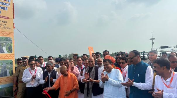 लखनऊ-कानपुर एक्सप्रेसवे का उद्घाटन: सीएम योगी, रक्षामंत्री राजनाथ और गडकरी ने फीता काटकर किया लोकार्पण