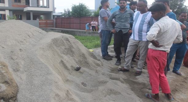 हल्द्वानी / लालकुआं: लापरवाही- किसी ने देख लिया होता तो ऐसा नहीं होता…जेसीबी मशीन के चालक ने डंपर में बिना देखे ही डाला रेत और दब गया पवन सिंह,पढ़ें खबर