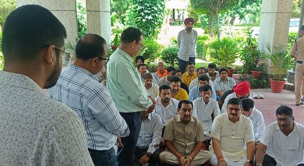 धरने ने पलट दिया खेल…पांच करोड़ के कम्युनिटी हॉल का लेआउट न बनने पर भड़के विधायक, अधिकारी दौड़े, धरना समाप्त