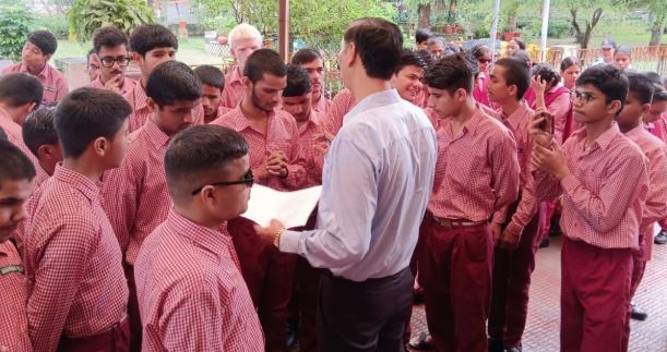 देहरादून- आंदोलनरत दिव्यांग छात्रों का प्रदर्शन खत्म, लिखित आश्वासन का अध्ययन करने के बाद माने