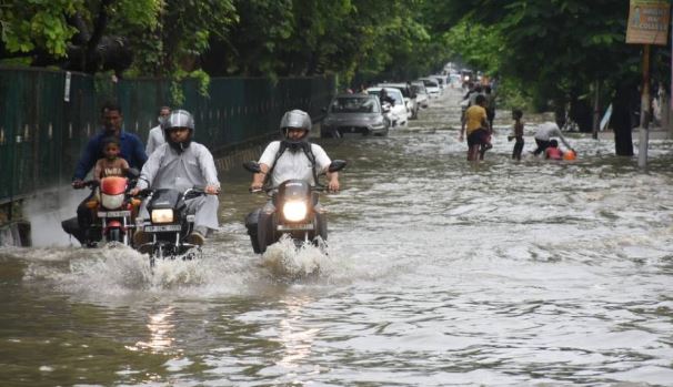 UP के कई जिलों में झमाझम बारिश, राजधानी की सड़कें पानी से लबालब, उमस से राहत तो जलभराव से आफत