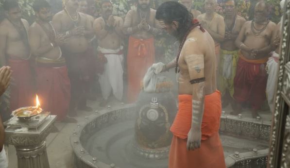 हरियाली अमावस्या पर बाबा महाकाल ने धारण किया दिव्य स्वरूप, भस्म आरती में उमड़ा श्रद्धालुओं का सैलाब