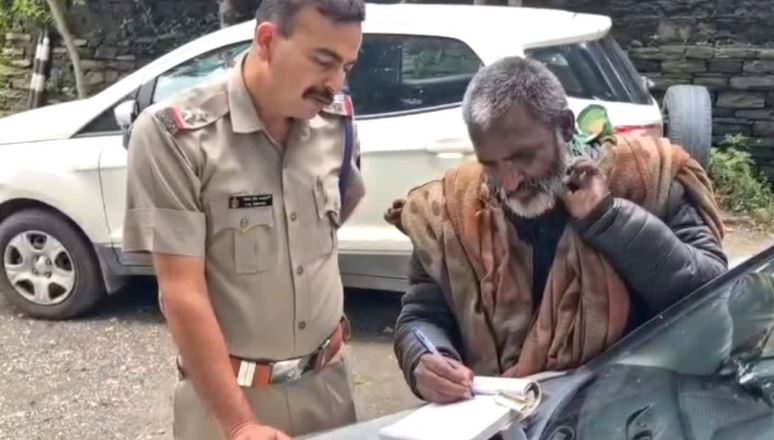 अल्मोड़ा- 10 साल बाद बेटे से मिला पिता…छलक उठीं आंखें, डायरी में लिखा एक शब्द बना मददगार