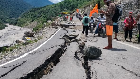 उत्तरकाशी- गंगोत्री हाईवे पर भू-धंसाव, धंसती सड़क पर मोटी हो रहीं दरारें, क्यार्क गांव के अस्तित्व पर खतरा