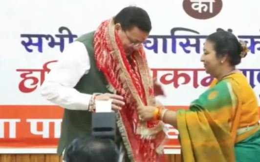 देहरादून: मुख्य सेवक सदन में रक्षाबंधन कार्यक्रम, CM धामी ने बहनों से राखी बंधवाकर दी ढेर सारी शुभकामनाएं